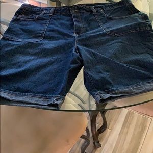 Gloria Vanderbilt Bermuda shorts